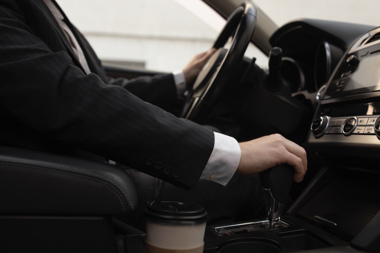 man-using-his-car-s-options-while-driving de tamaño grande
